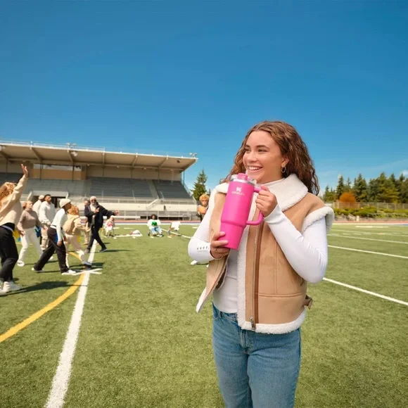 🎉LAST PIECE🎉 Stanley 30 oz. Quencher H2.0 FlowState Tumbler Camelia - Picture 11 of 14